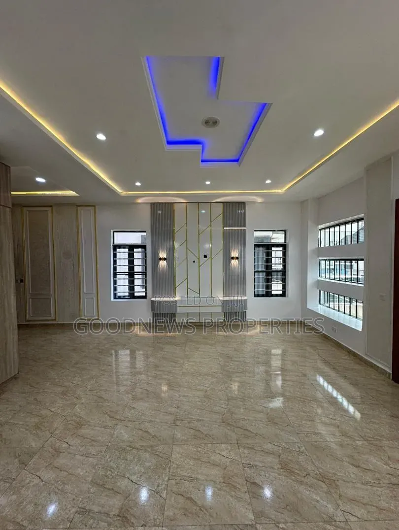 5bdrm Mansion in Orchid Road, Ikota for sale in Ikota