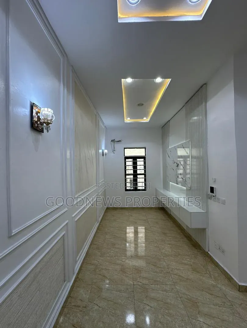5bdrm Mansion in Orchid Road, Ikota for sale in Ikota