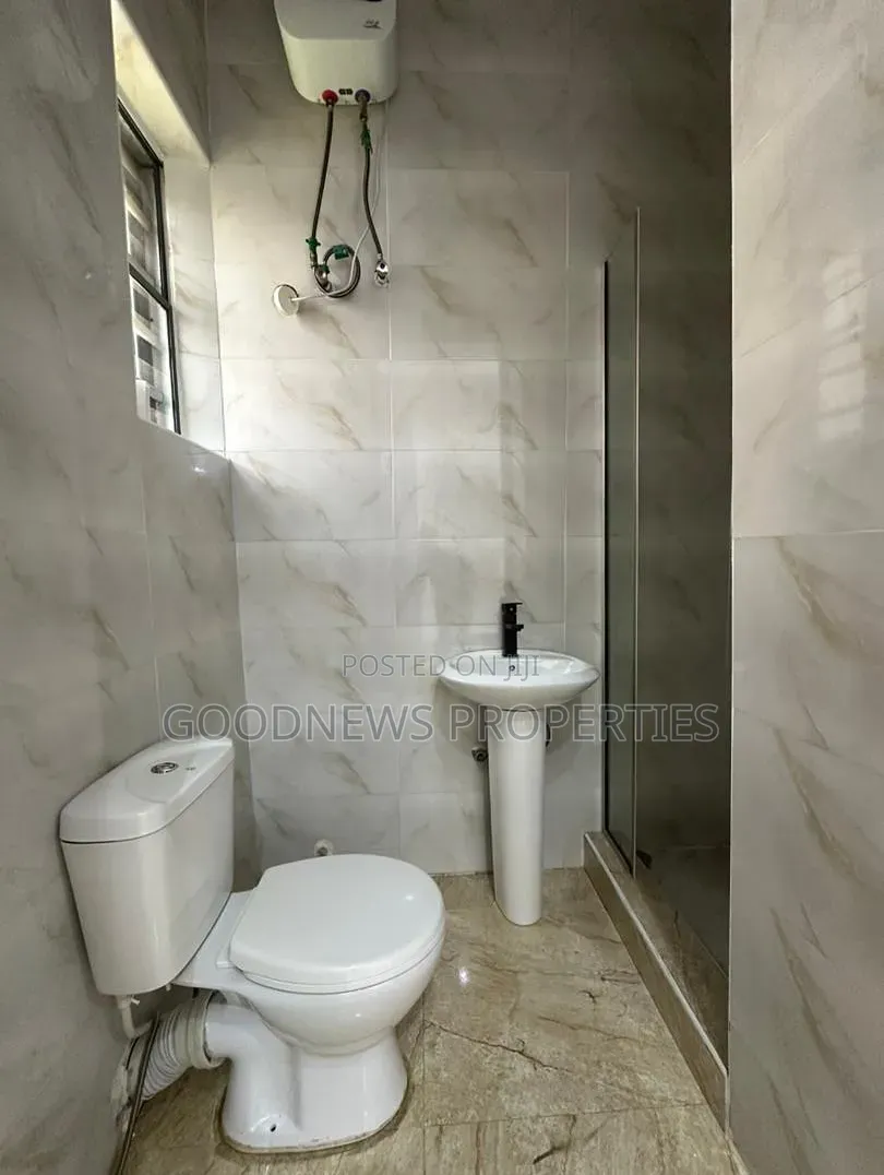 5bdrm Mansion in Orchid Road, Ikota for sale in Ikota
