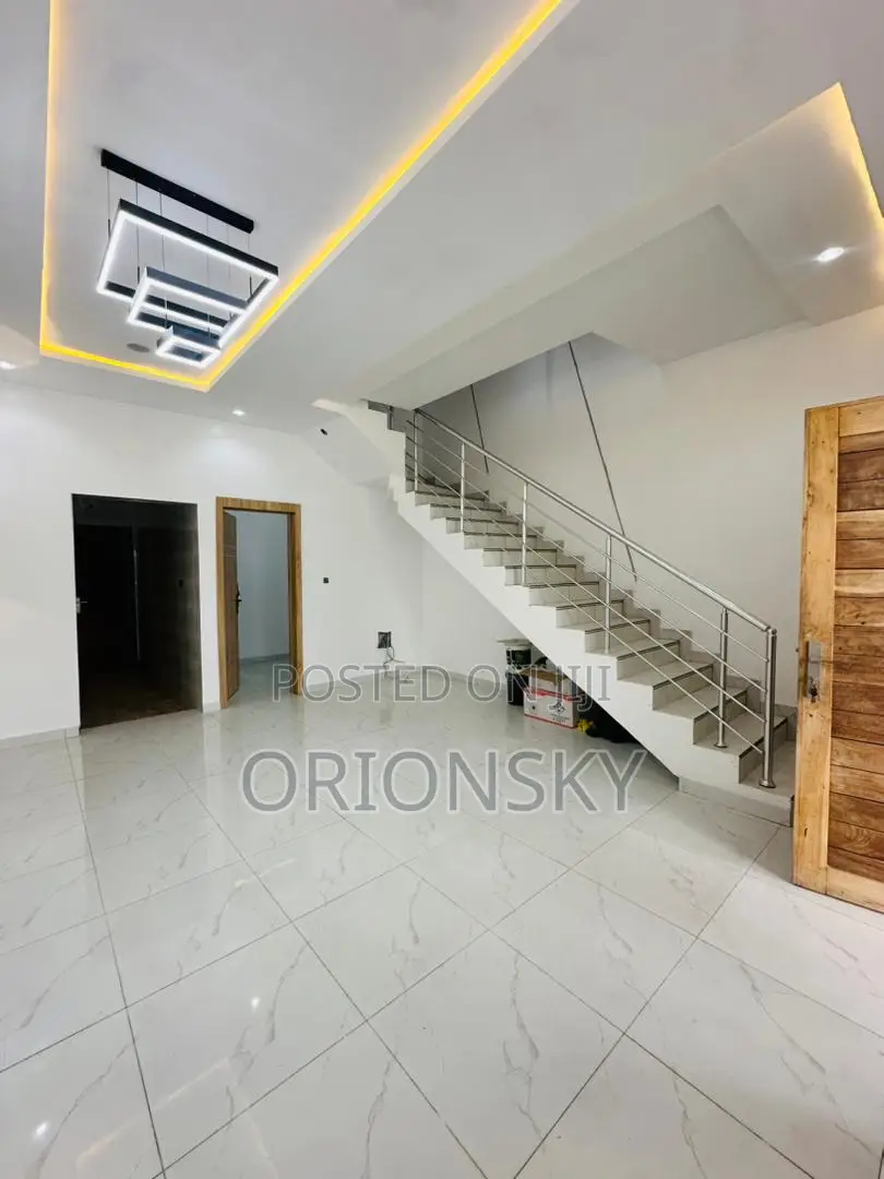 3bdrm Duplex in Chevron for sale in Chevron