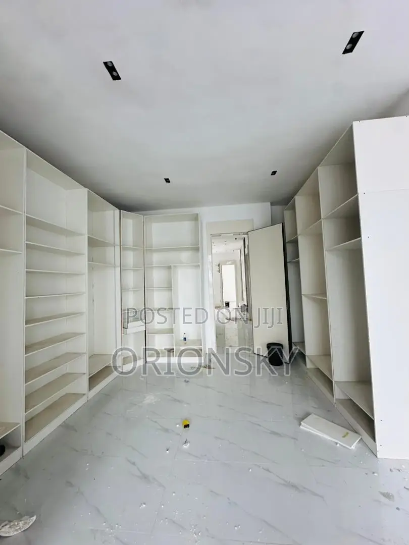 5bdrm Duplex in Chevron for sale in Chevron