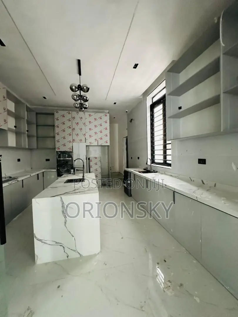 5bdrm Duplex in Chevron for sale in Chevron