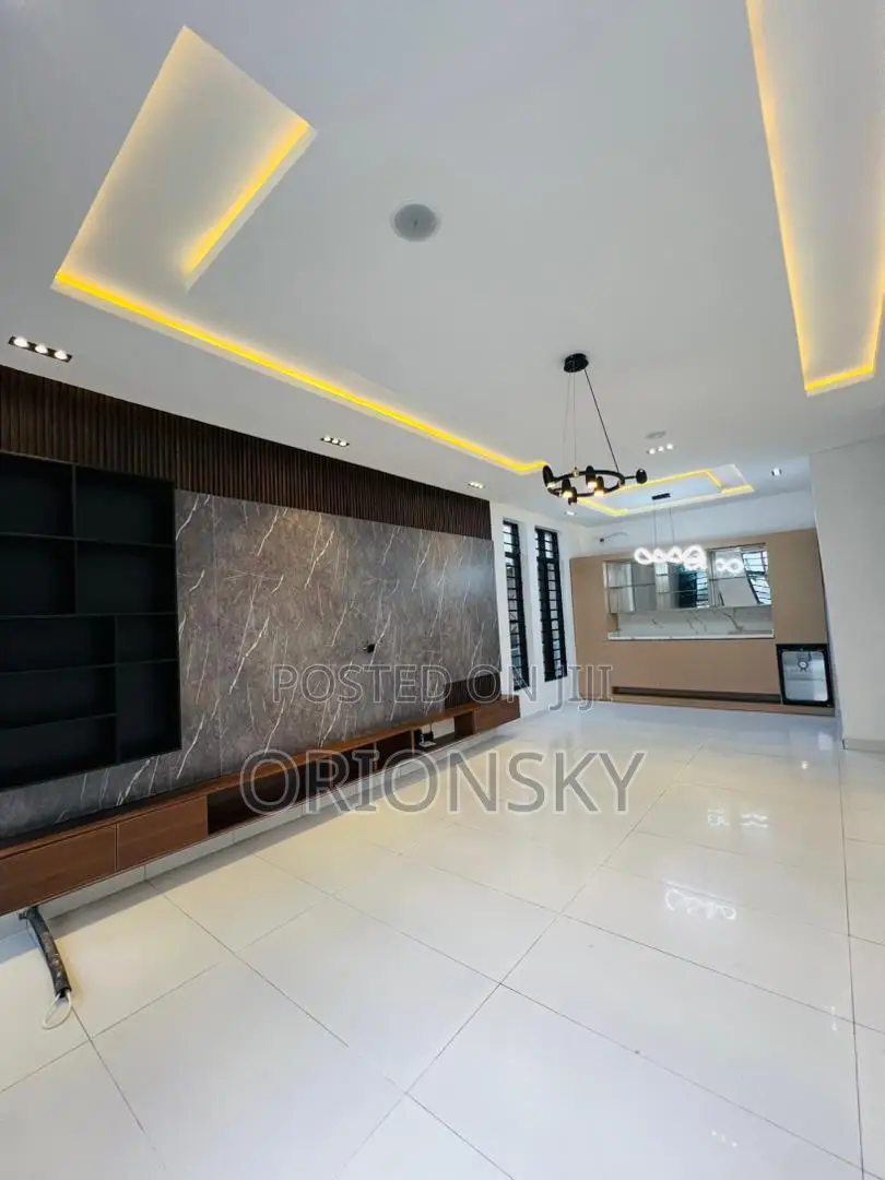 5bdrm Duplex in Megamound, Ikota for sale in Ikota