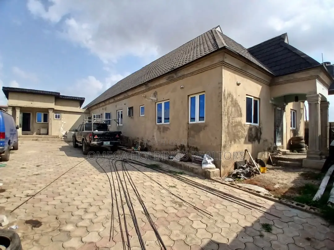 6bdrm Bungalow in Ologolo Estate, Idishin for sale in Idishin