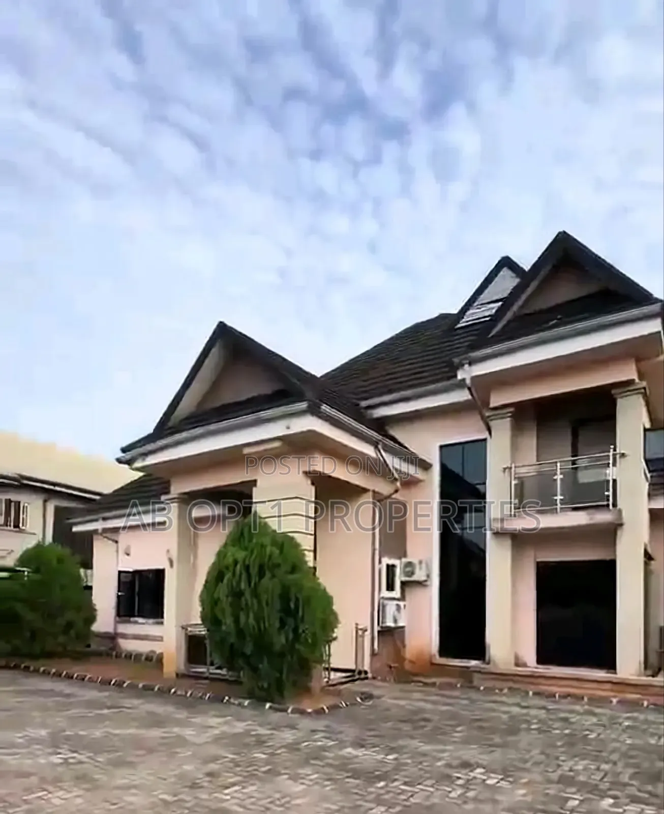 4bdrm Bungalow in Irhirhi, Airport Rd, Benin City for sale in Benin City