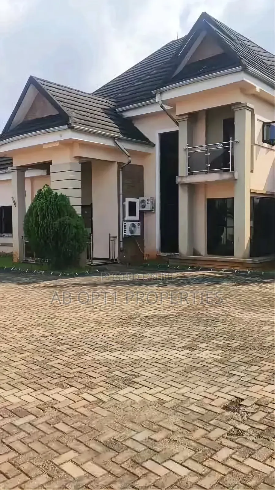4bdrm Bungalow in Irhirhi, Airport Rd, Benin City for sale in Benin City