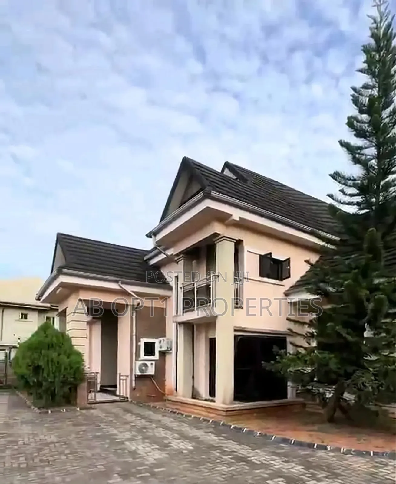 4bdrm Bungalow in Irhirhi, Airport Rd, Benin City for sale in Benin City