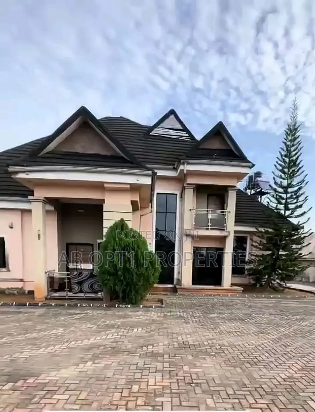 4bdrm Bungalow in Irhirhi, Airport Rd, Benin City for sale in Benin City