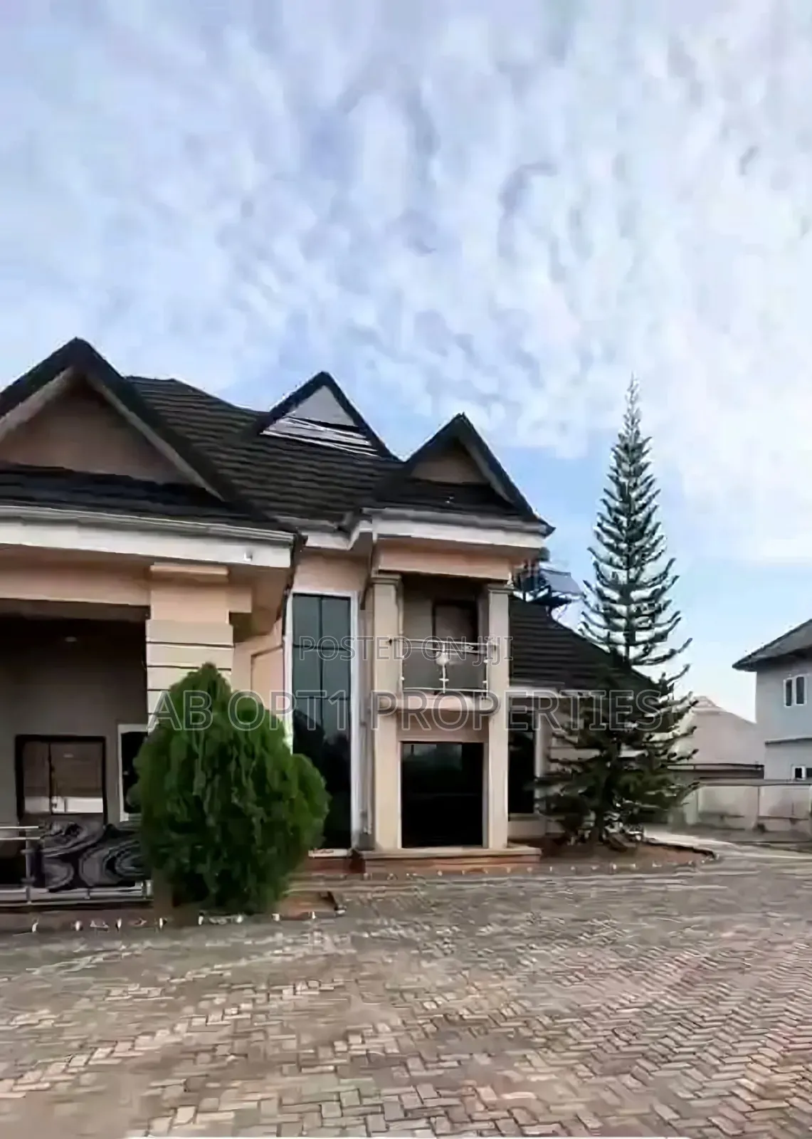 4bdrm Bungalow in Irhirhi, Airport Rd, Benin City for sale in Benin City