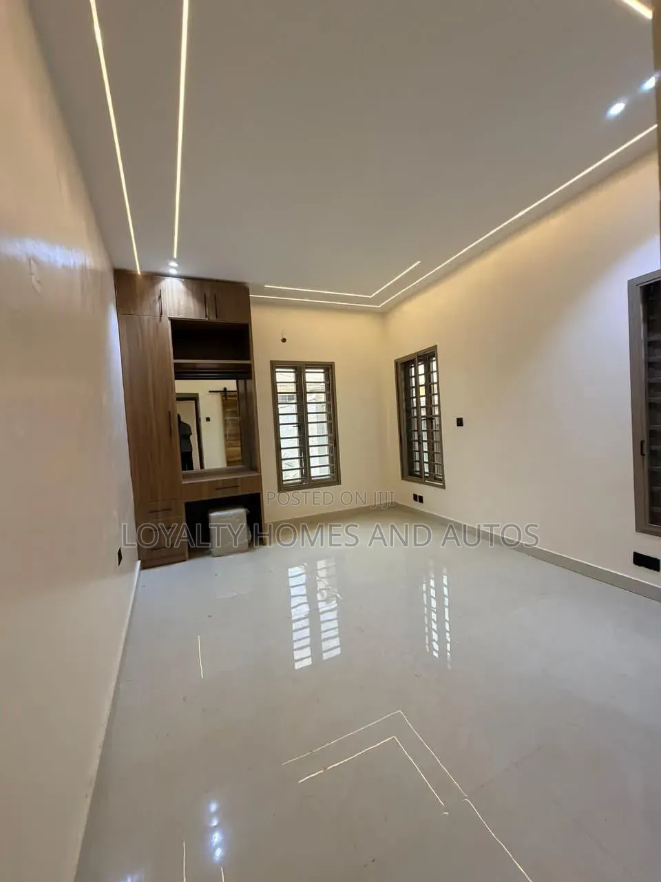 7bdrm Duplex in Hampton Bay Estate, Ikate for sale in Ikate