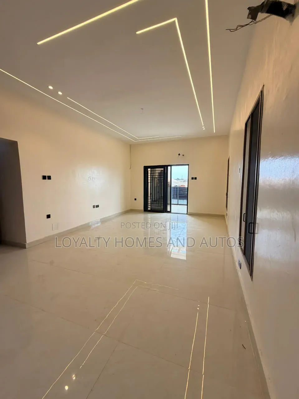 7bdrm Duplex in Hampton Bay Estate, Ikate for sale in Ikate
