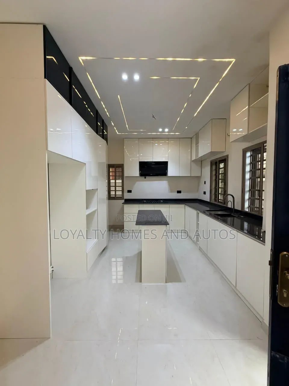 7bdrm Duplex in Hampton Bay Estate, Ikate for sale in Ikate