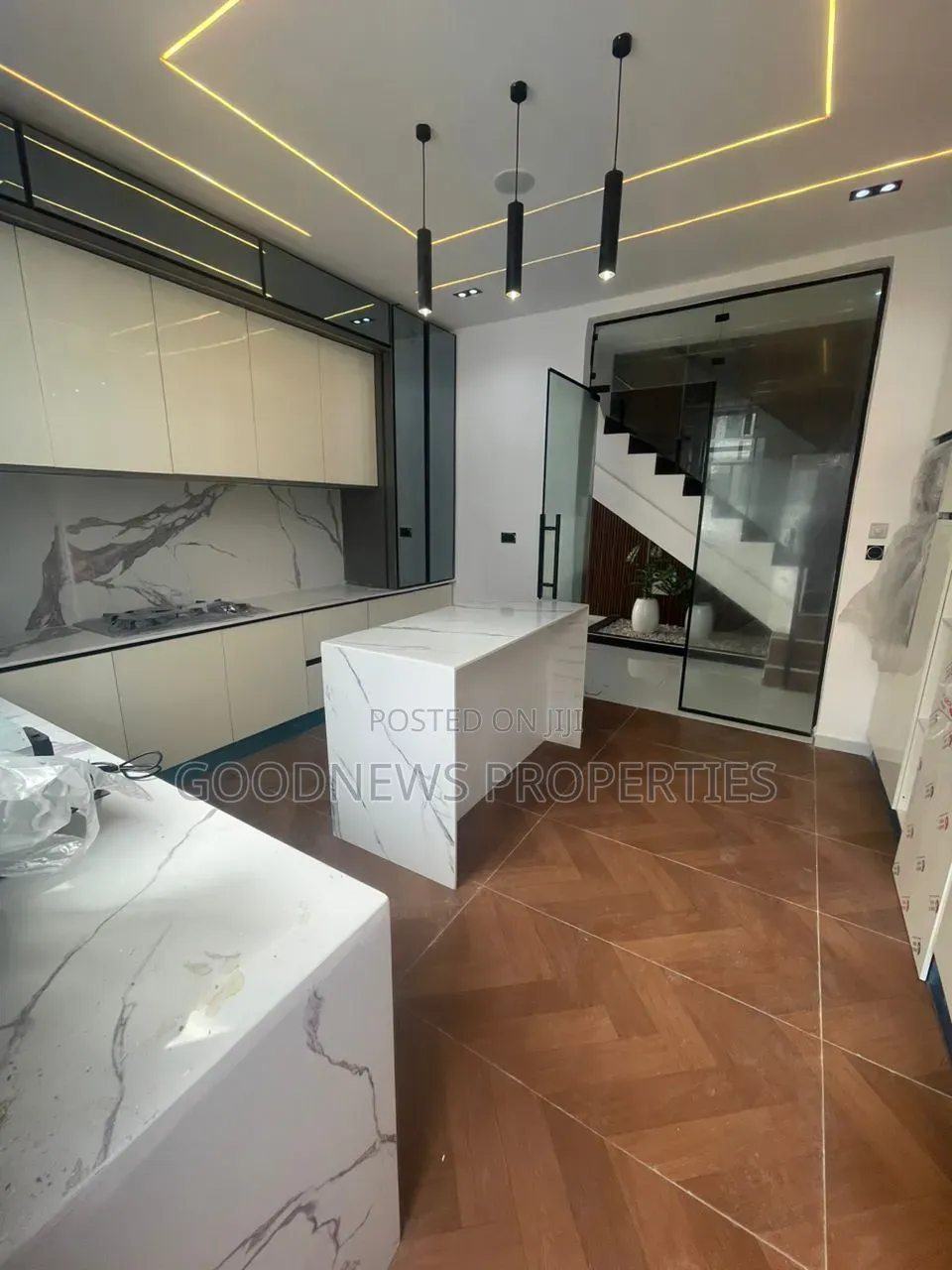 5bdrm Duplex in Chevron Toll Gate for sale in Chevron