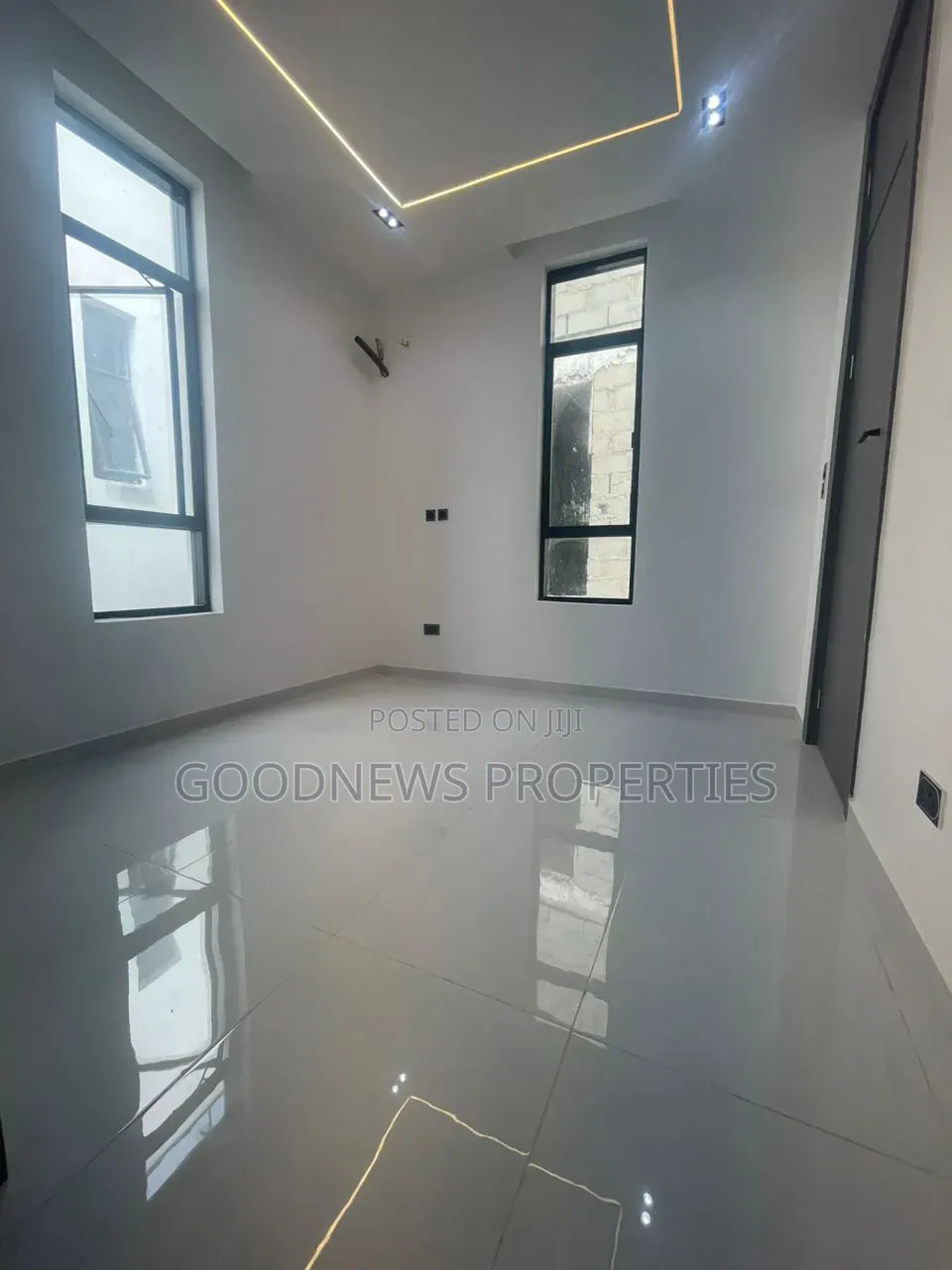 5bdrm Duplex in Chevron Toll Gate for sale in Chevron