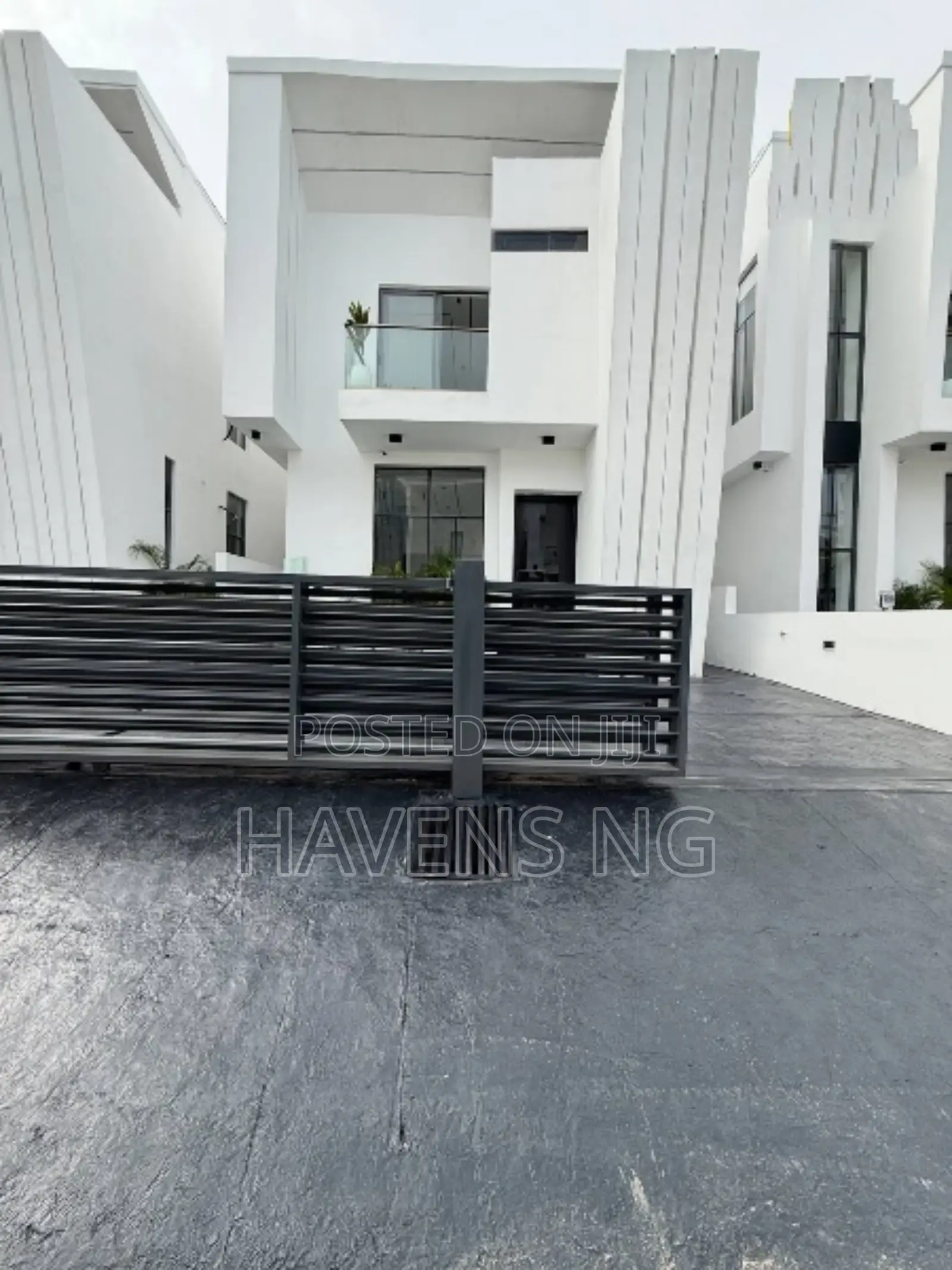 5bdrm Duplex in Chevron for sale in Chevron