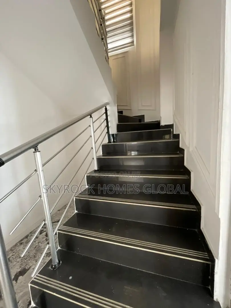 4bdrm Duplex in Chevron for sale in Chevron