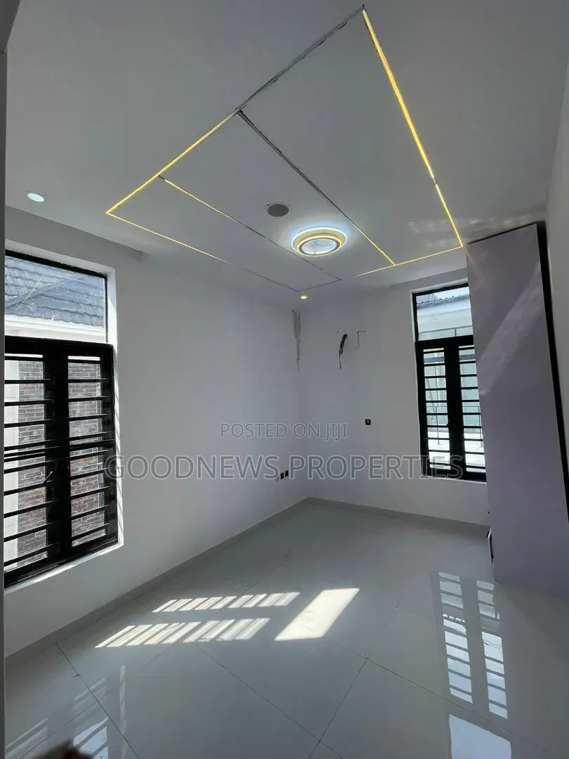 5bdrm Duplex in Chevron Toll Gate for sale in Chevron