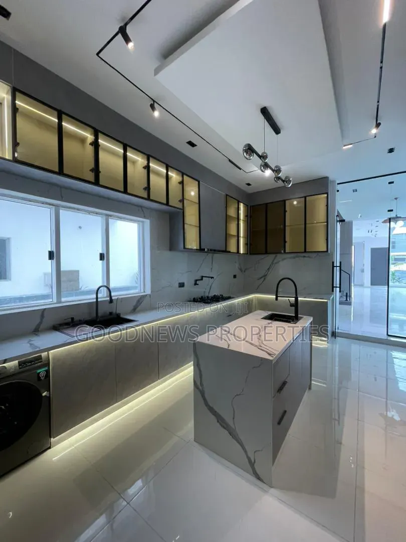 5bdrm Duplex in Osapa London for sale in Osapa london
