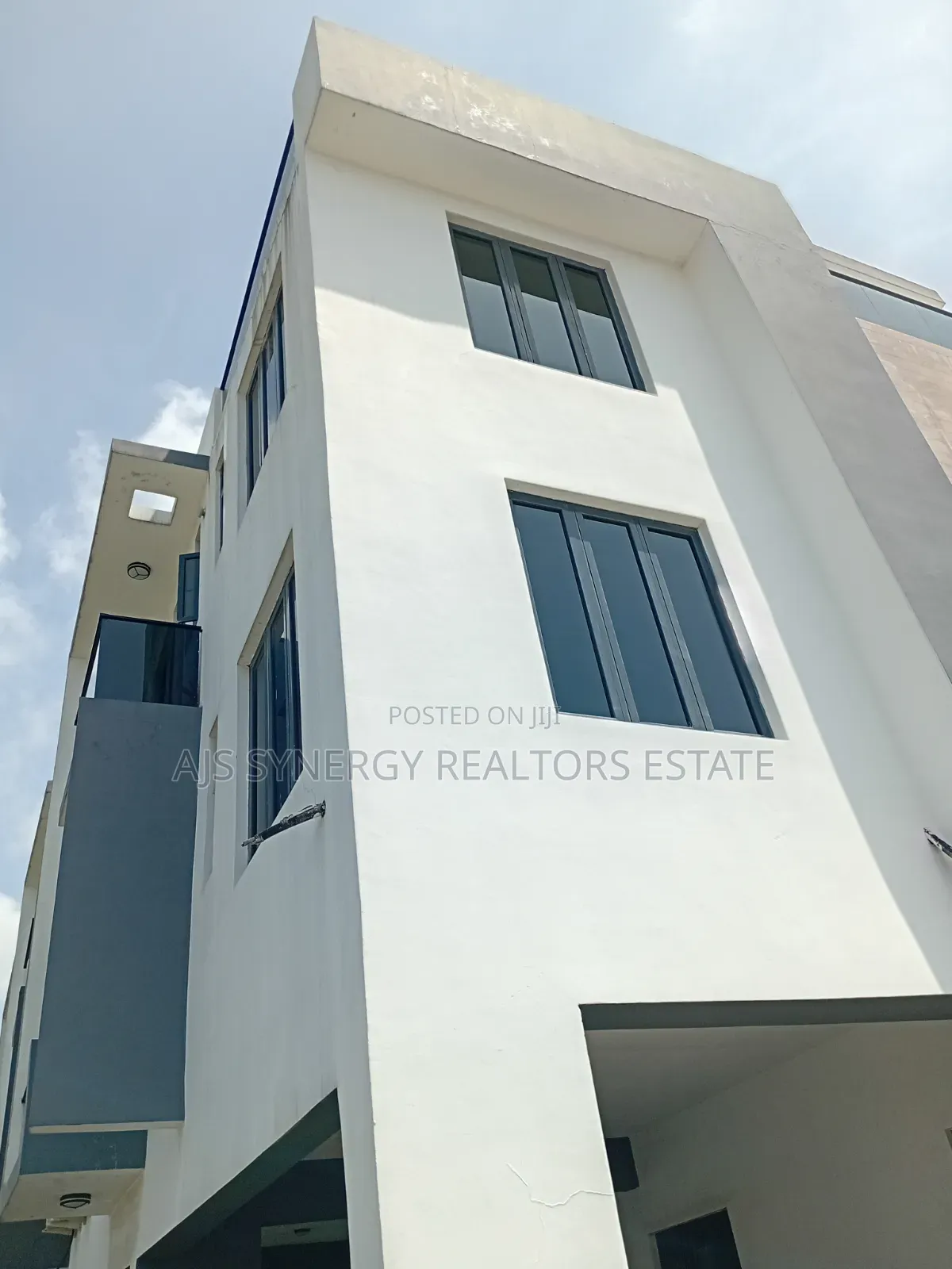 5bdrm Duplex in Thomas Estate for sale in Thomas Estate