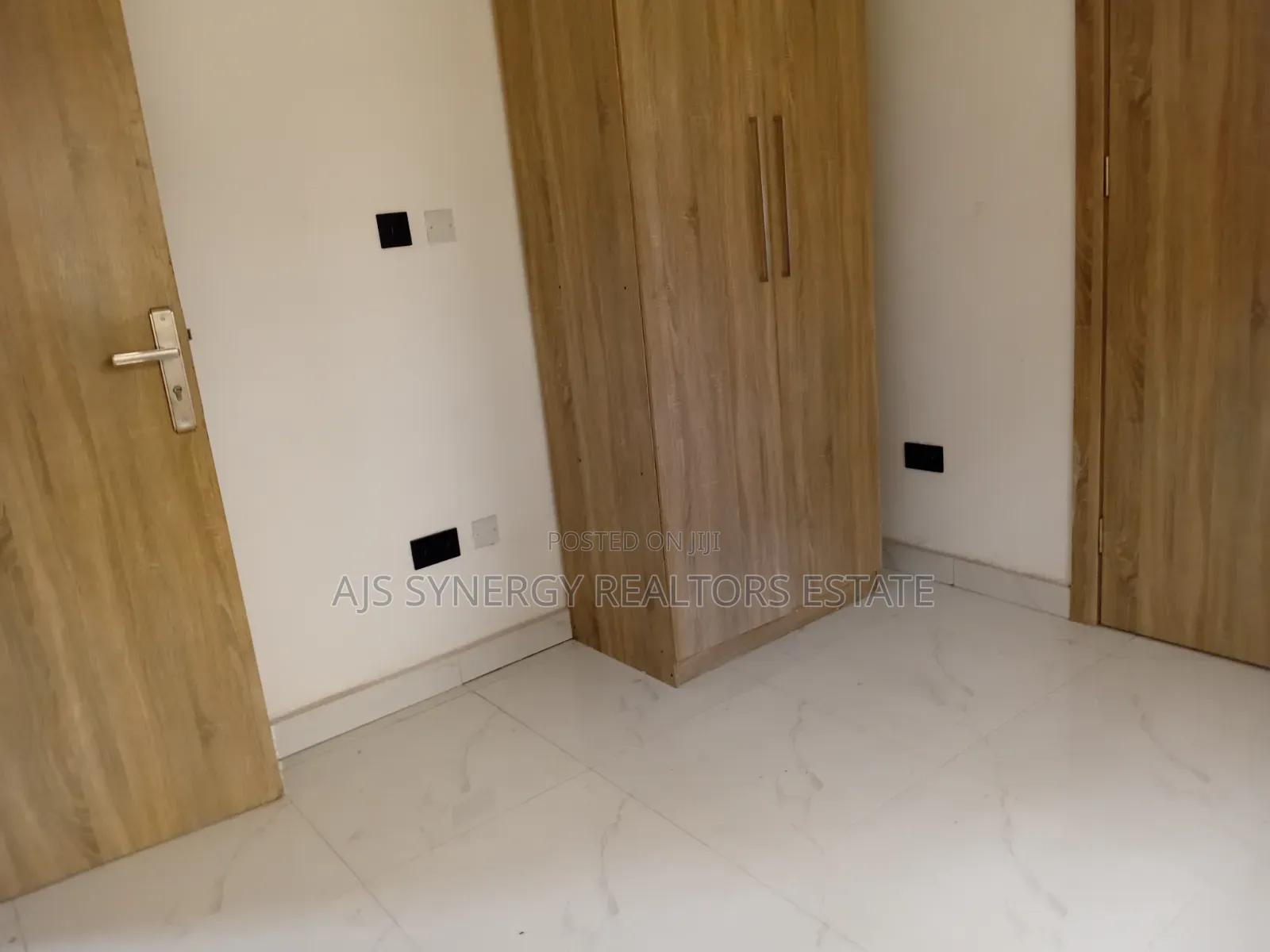 5bdrm Duplex in Thomas Estate for sale in Thomas Estate