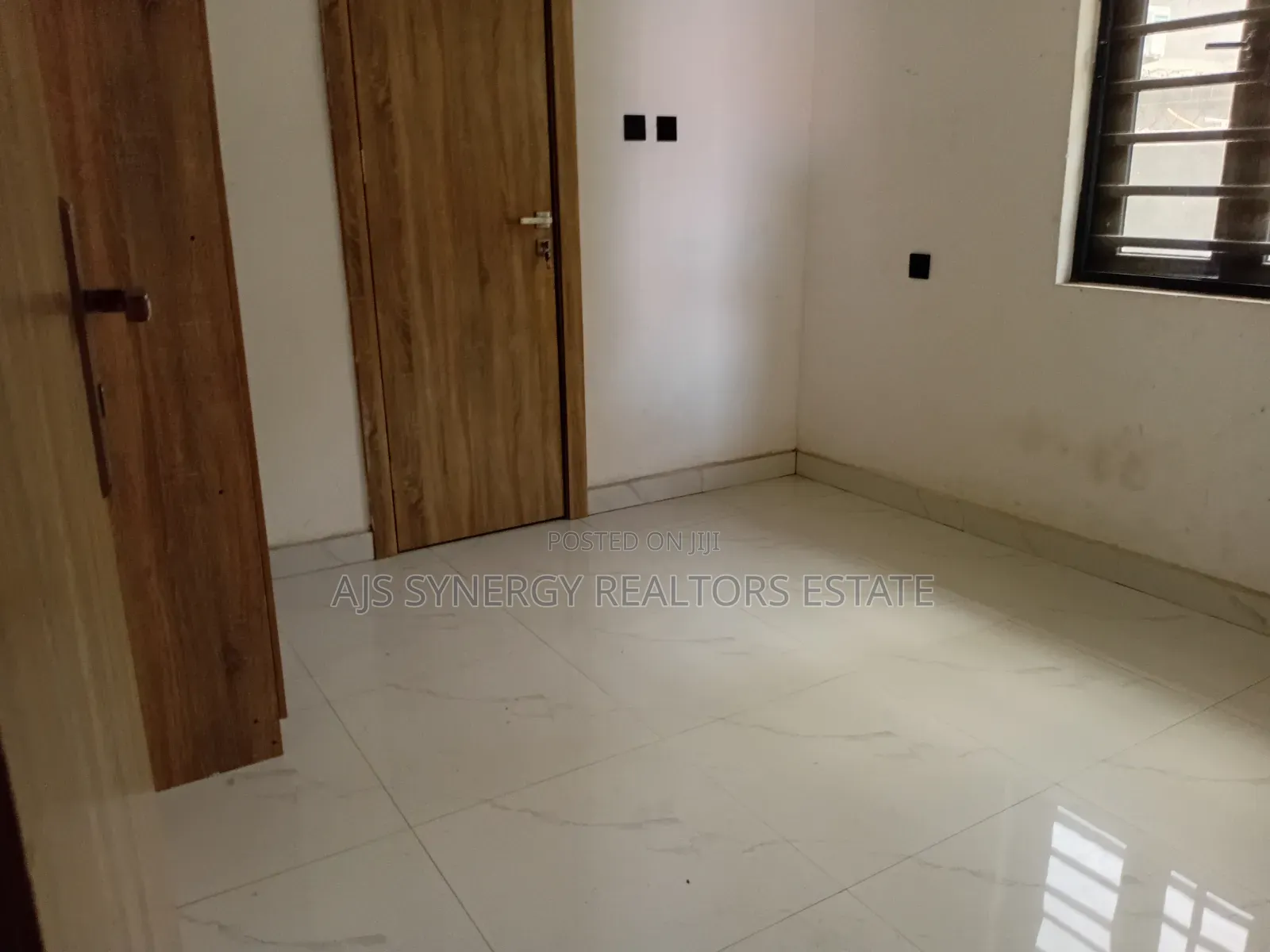 5bdrm Duplex in Thomas Estate for sale in Thomas Estate