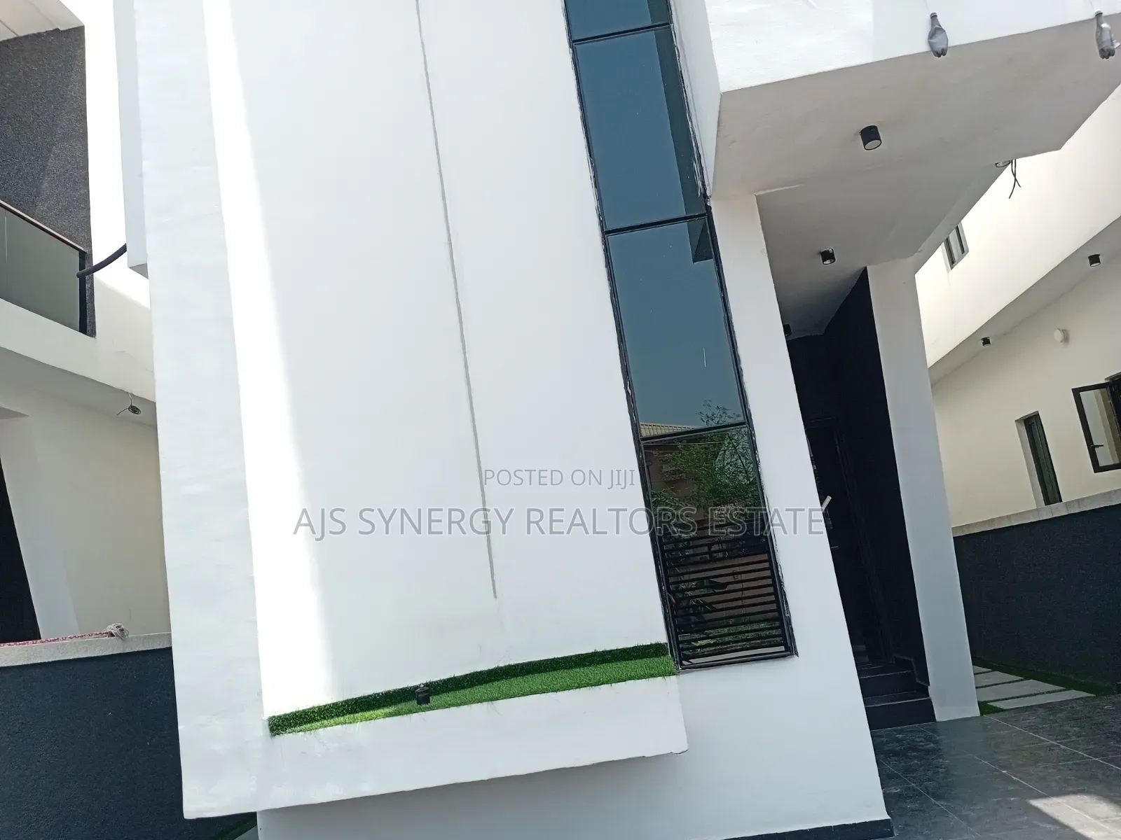 5bdrm Duplex in Thomas Estate for sale in Thomas Estate