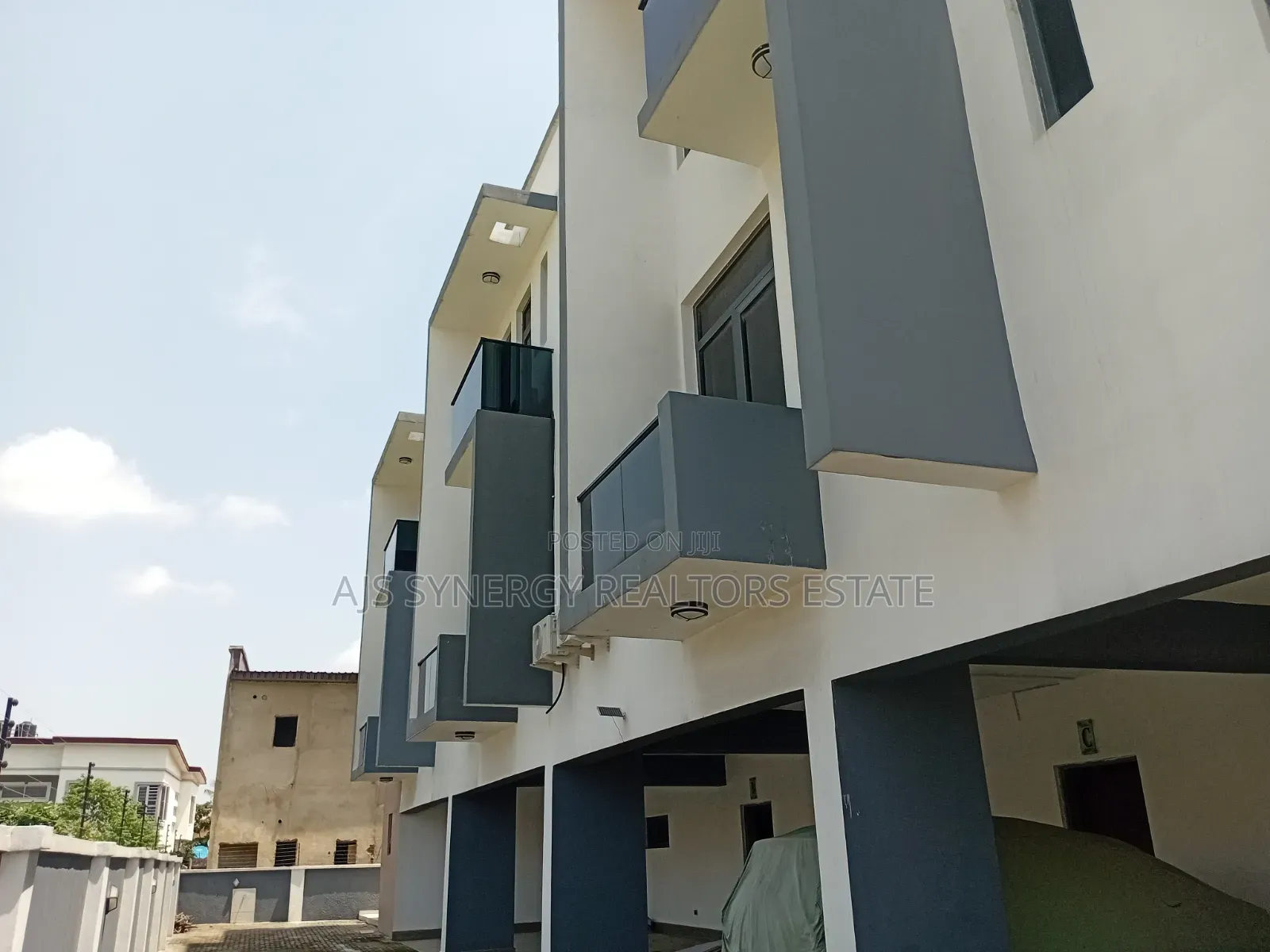 5bdrm Duplex in Thomas Estate for sale in Thomas Estate