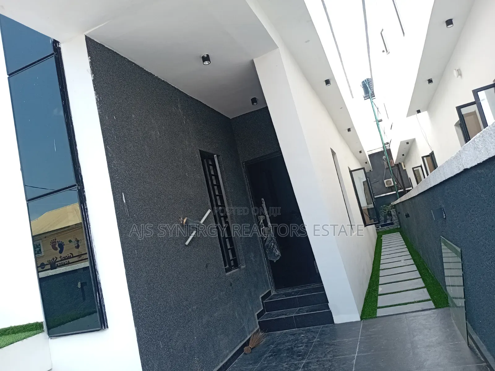 5bdrm Duplex in Thomas Estate for sale in Thomas Estate