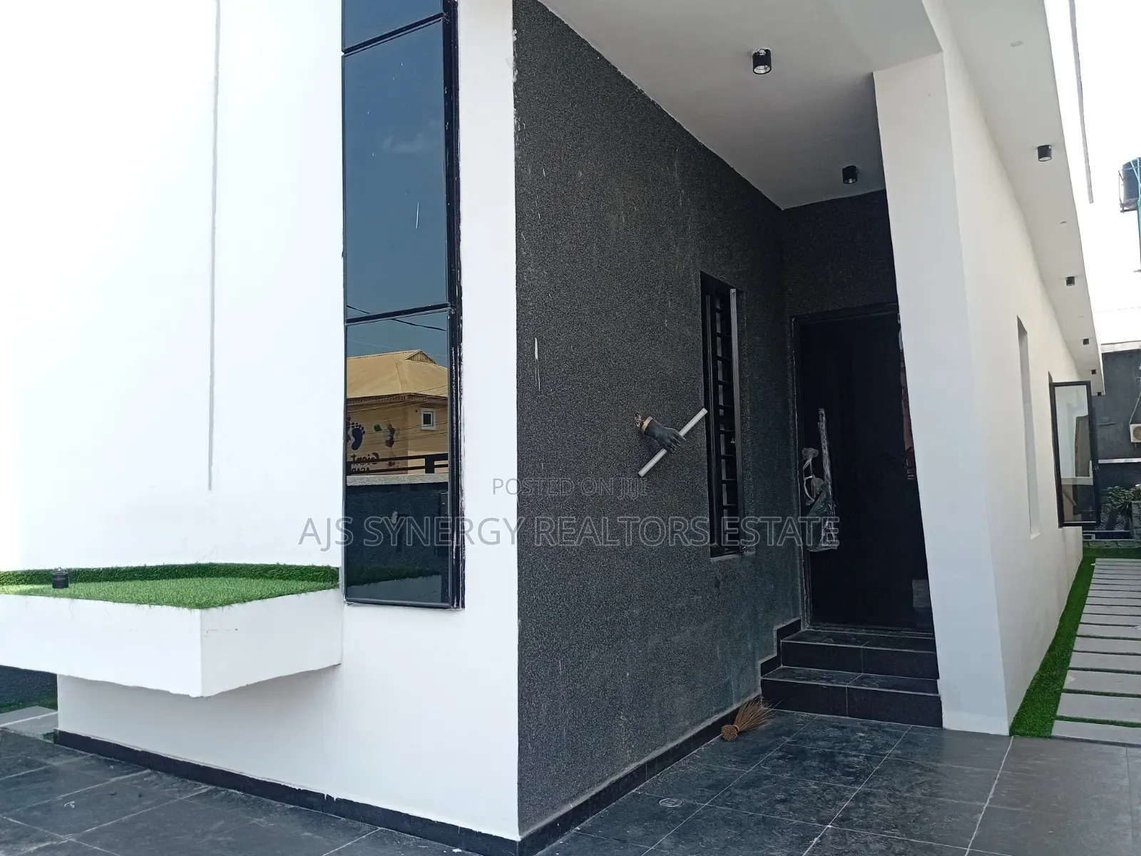 5bdrm Duplex in Thomas Estate for sale in Thomas Estate