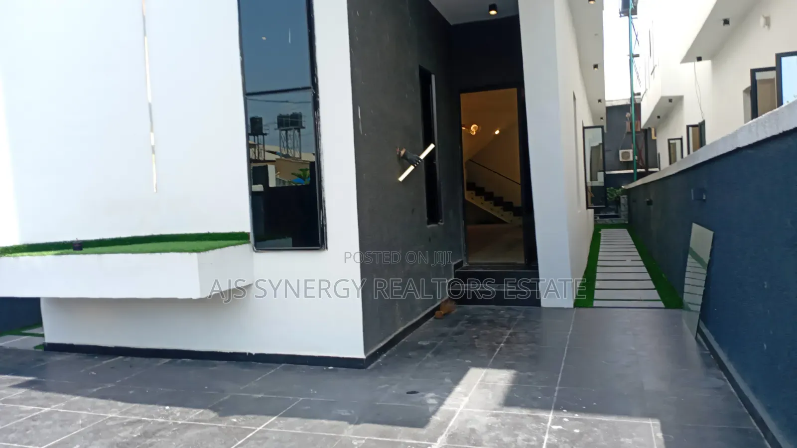 5bdrm Duplex in Thomas Estate for sale in Thomas Estate