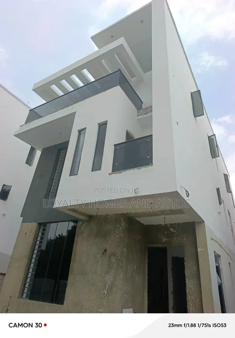 5bdrm Duplex in Adeniyi Jones for sale in Adeniyi Jones