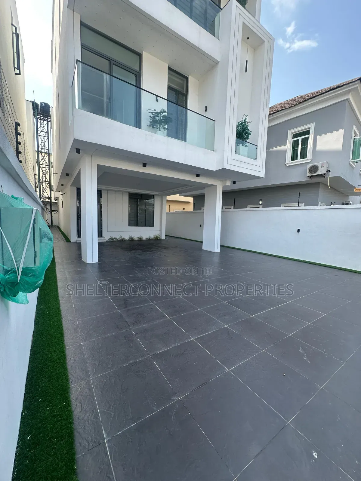 5bdrm Duplex in Chevron for sale in Chevron
