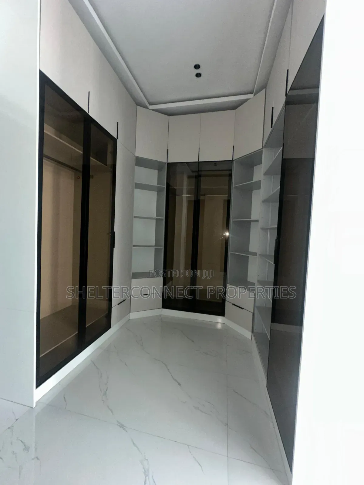 5bdrm Duplex in Chevron for sale in Chevron