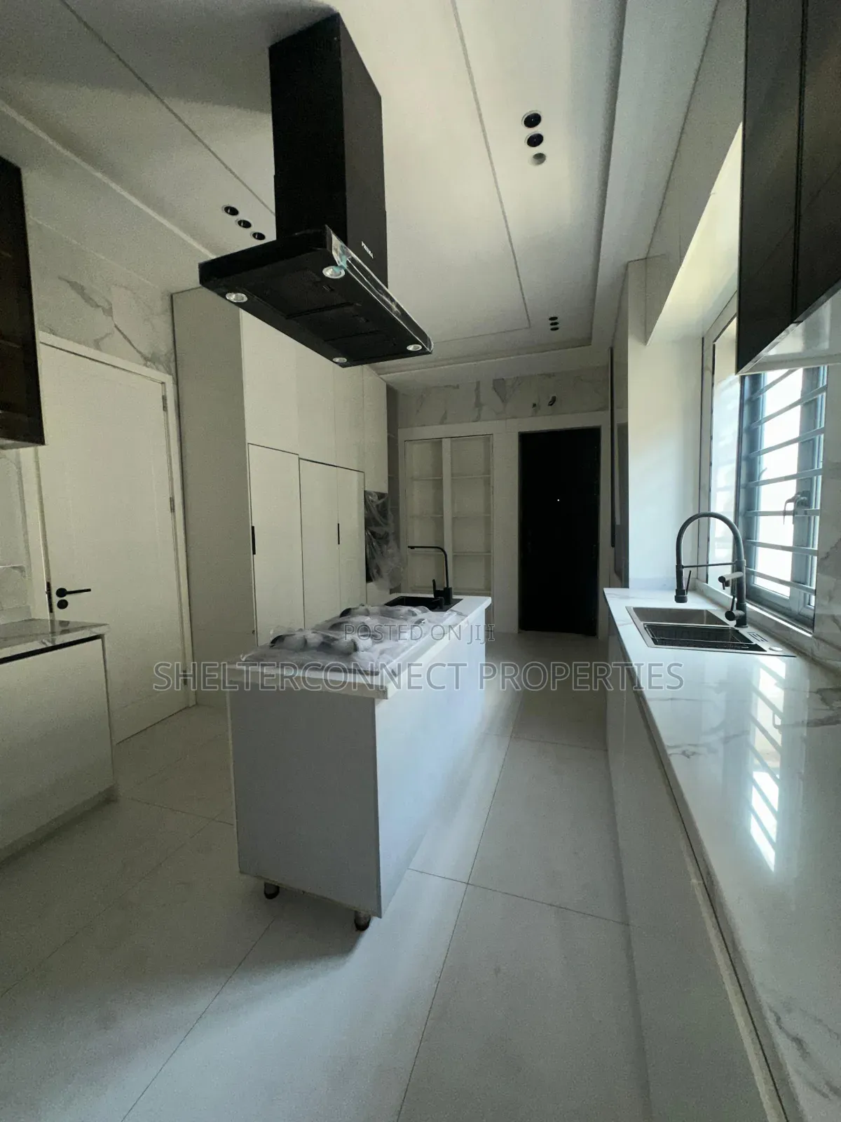 5bdrm Duplex in Chevron for sale in Chevron