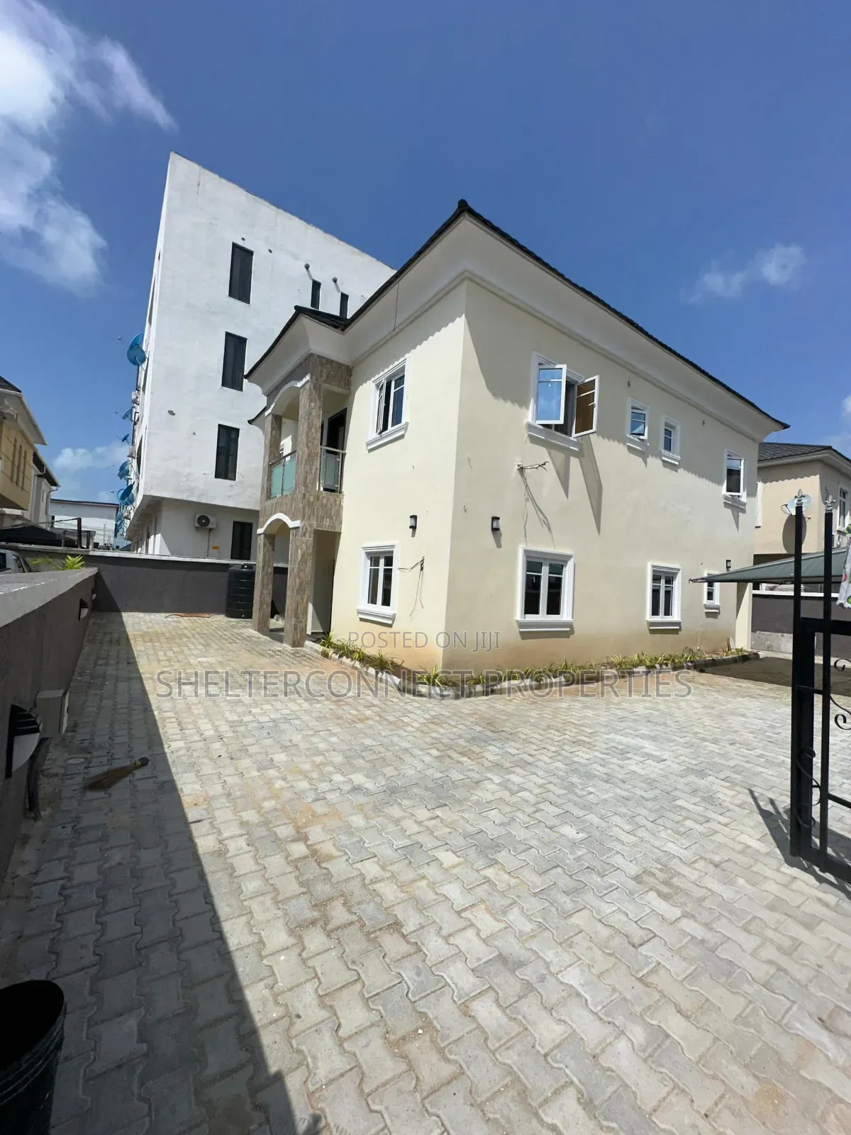 5bdrm Duplex in Chevron for sale in Chevron
