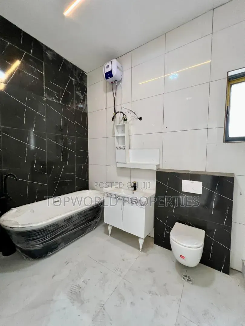 5bdrm Duplex in Chevron Lekki for sale in Chevron