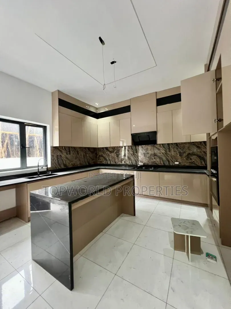 5bdrm Duplex in Chevron Lekki for sale in Chevron