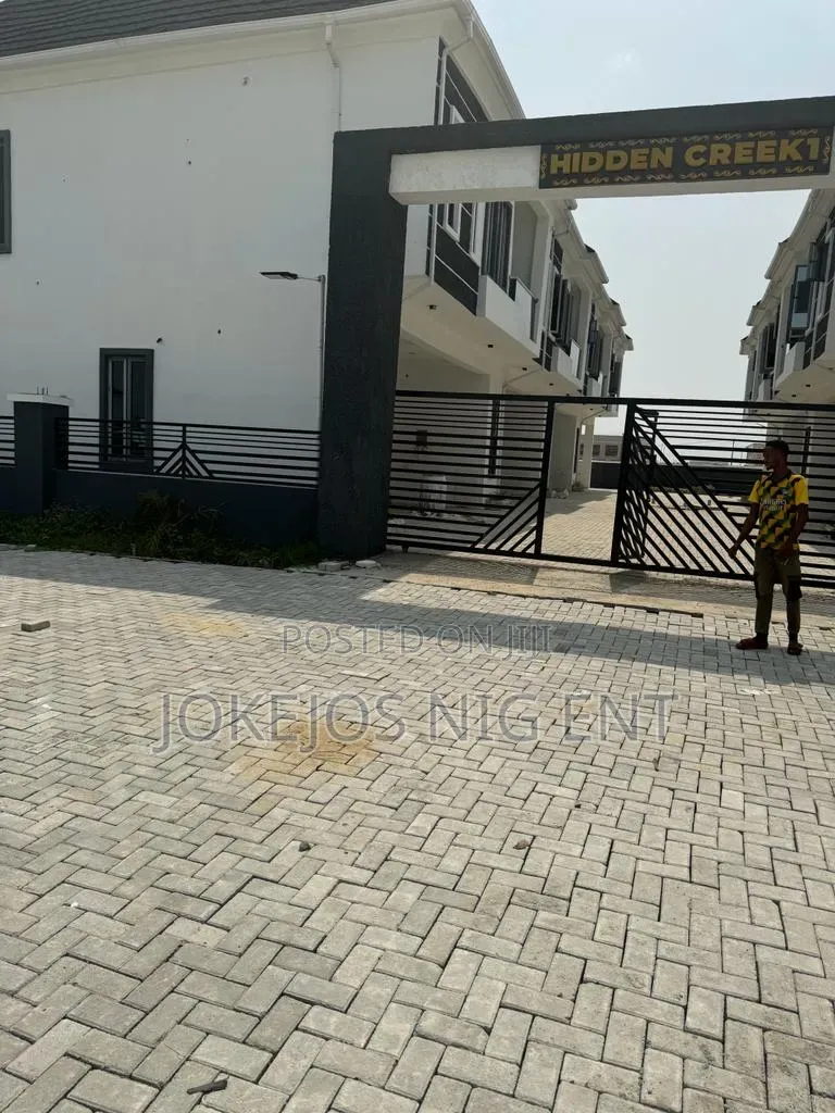 4bdrm Townhouse/Terrace in Royal Pine Estate, Lafiaji for sale in Lafiaji