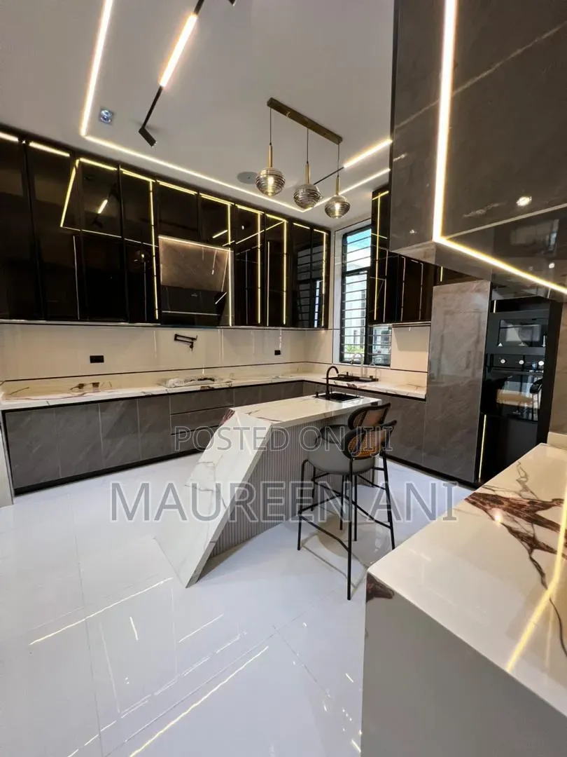 5bdrm Duplex in Cheron, Chevron for sale in Chevron