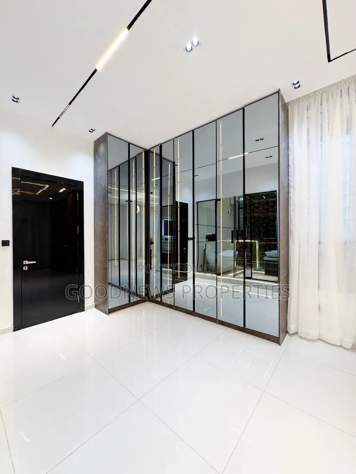 5bdrm Mansion in Chevron Toll Gate for sale in Chevron
