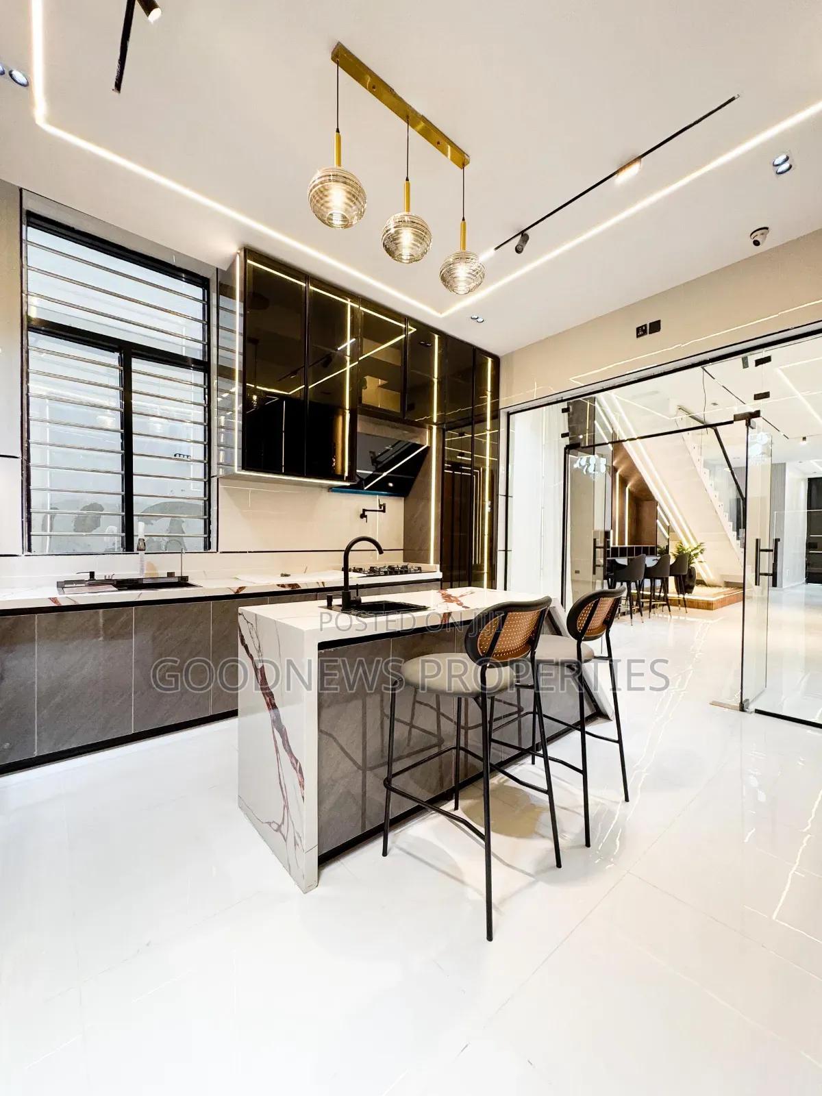 5bdrm Mansion in Chevron Toll Gate for sale in Chevron
