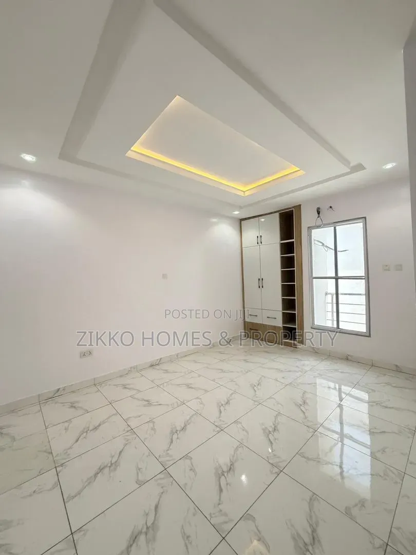 5bdrm Duplex in Chevron for sale in Chevron
