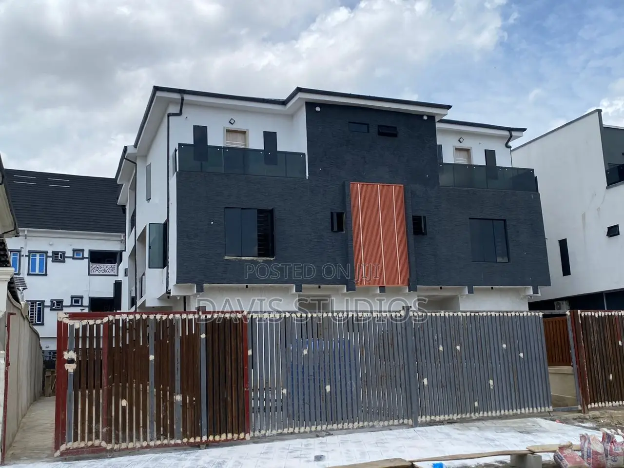 4bdrm Duplex in Millennium, Millenuim/UPS for sale in Millenuim/UPS