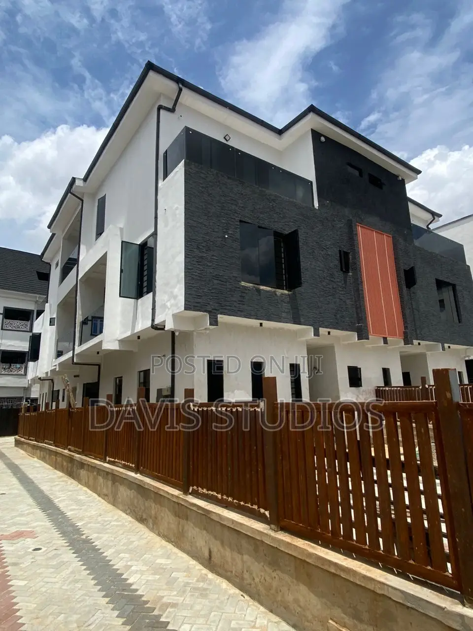 4bdrm Duplex in Millennium, Millenuim/UPS for sale in Millenuim/UPS