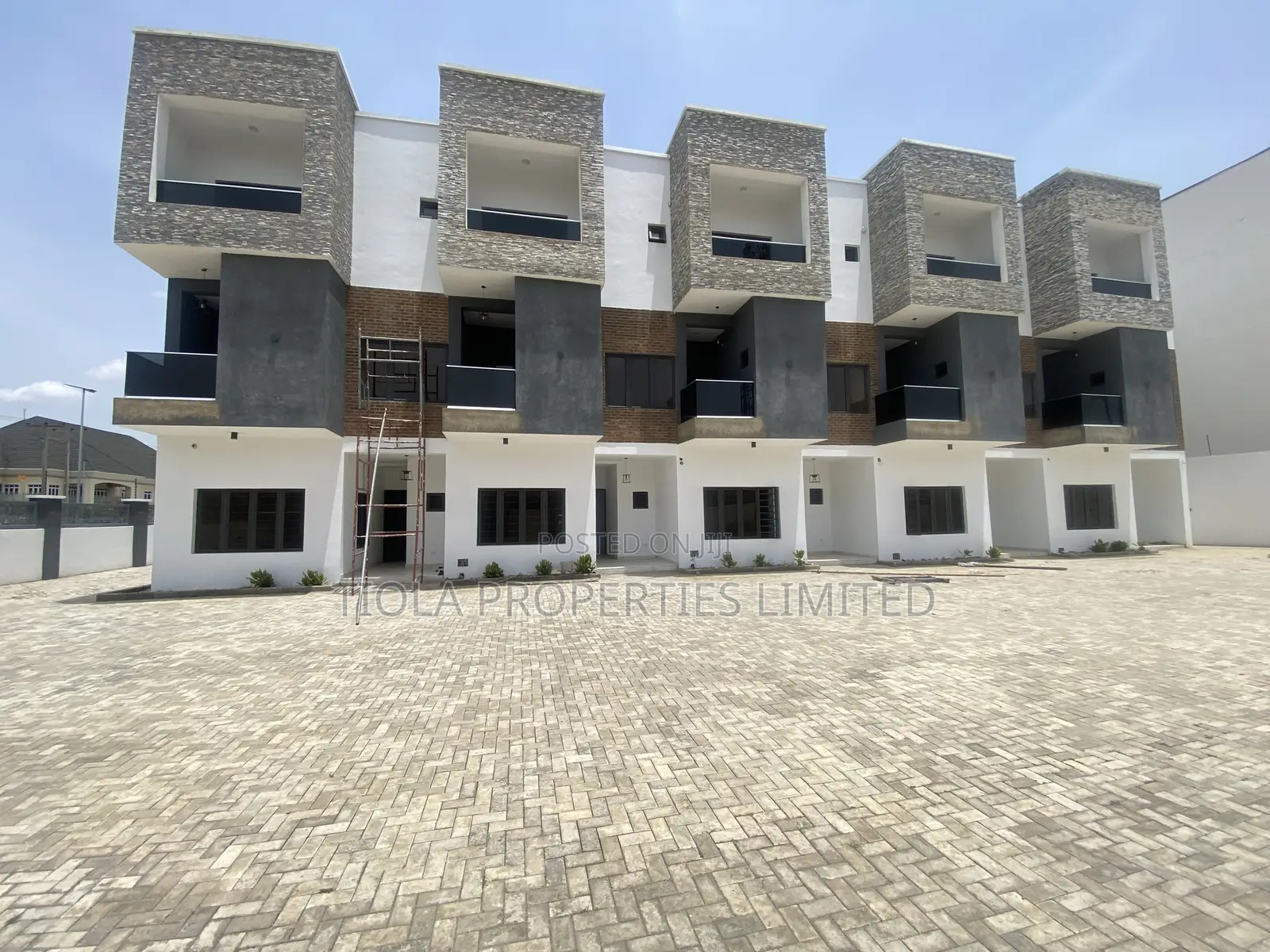 4bdrm Duplex in Lifecamp for sale in Life Camp