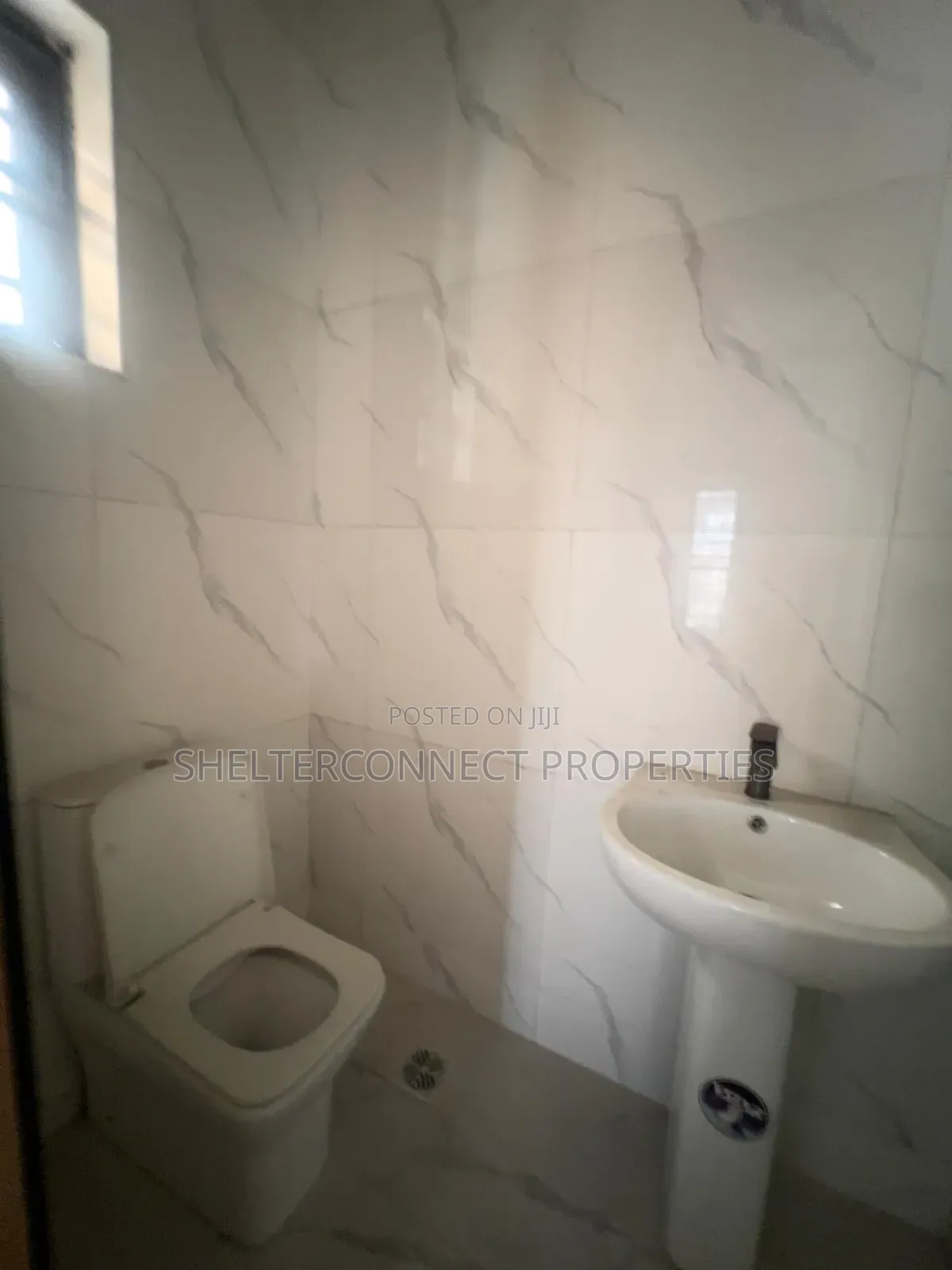 5bdrm Duplex in Chevron for sale in Chevron