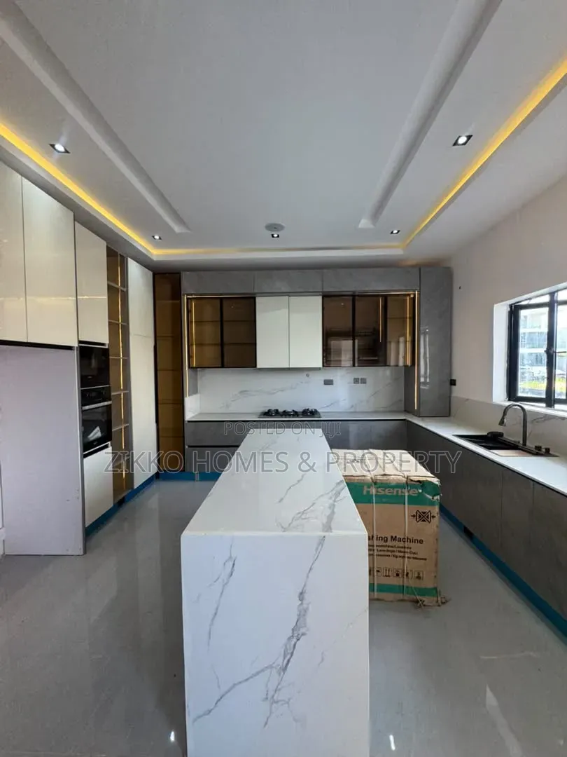 8bdrm Duplex in Ikate for sale in Ikate