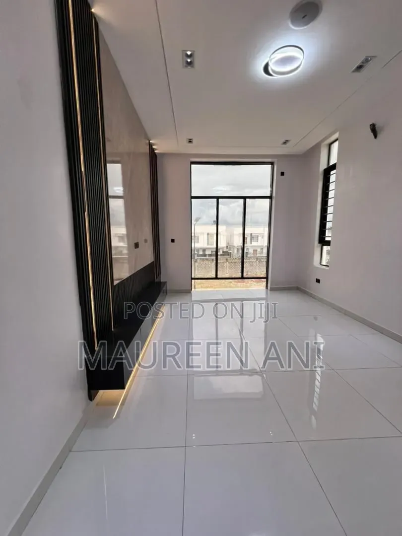 5bdrm Duplex in Chevron for sale in Chevron