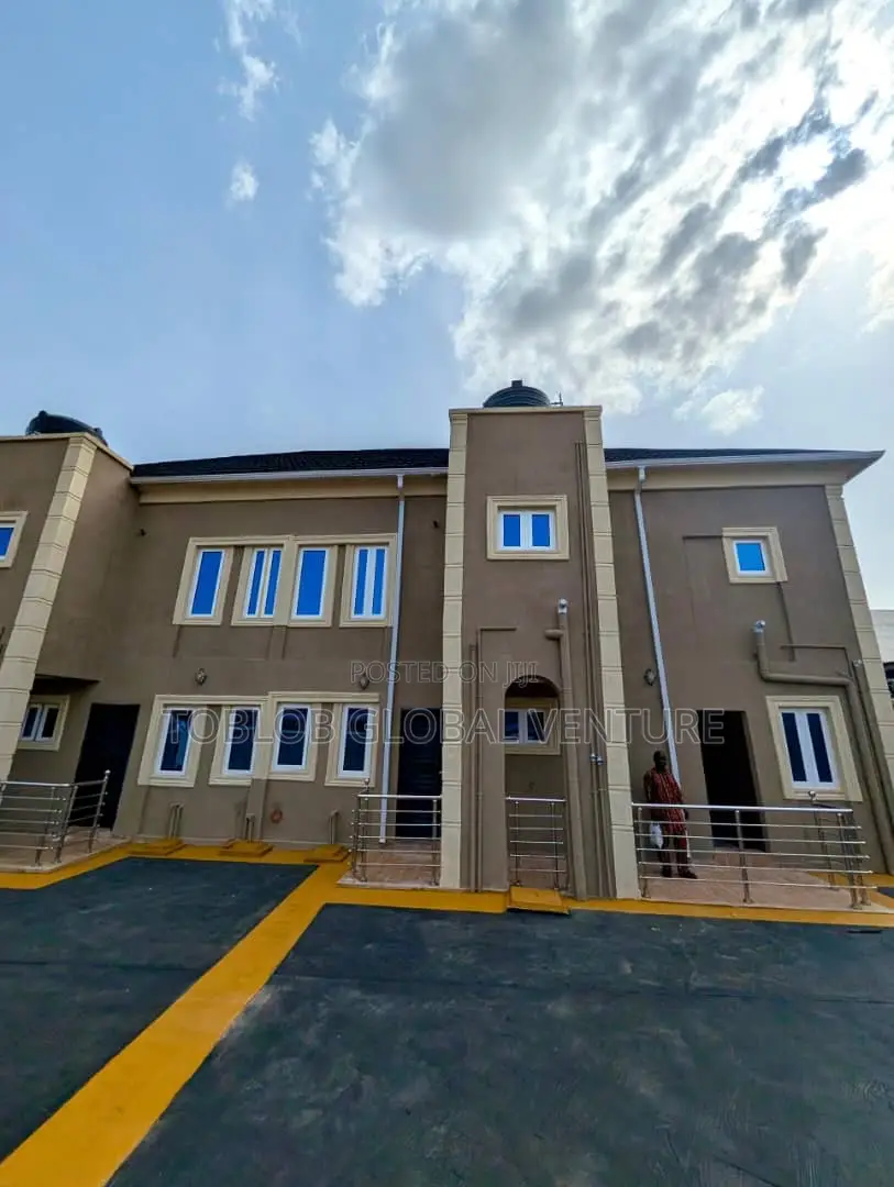 5bdrm Duplex in Oluyole for sale in Oluyole
