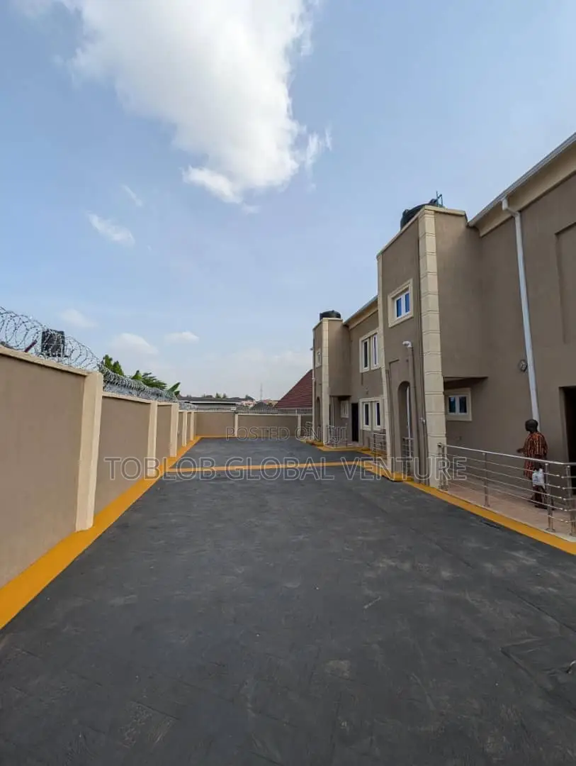 5bdrm Duplex in Oluyole for sale in Oluyole